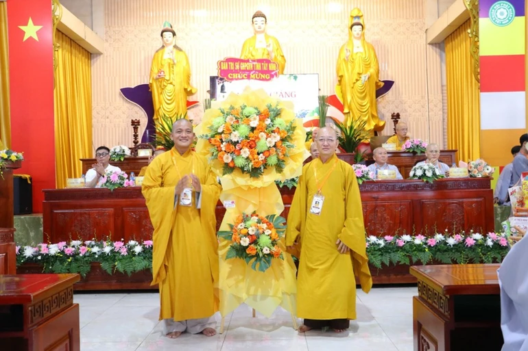 Thượng tọa Thích Quảng Tâm, Trưởng ban Trị sự tỉnh tặng học chúc mừng đến Ban Tổ chức