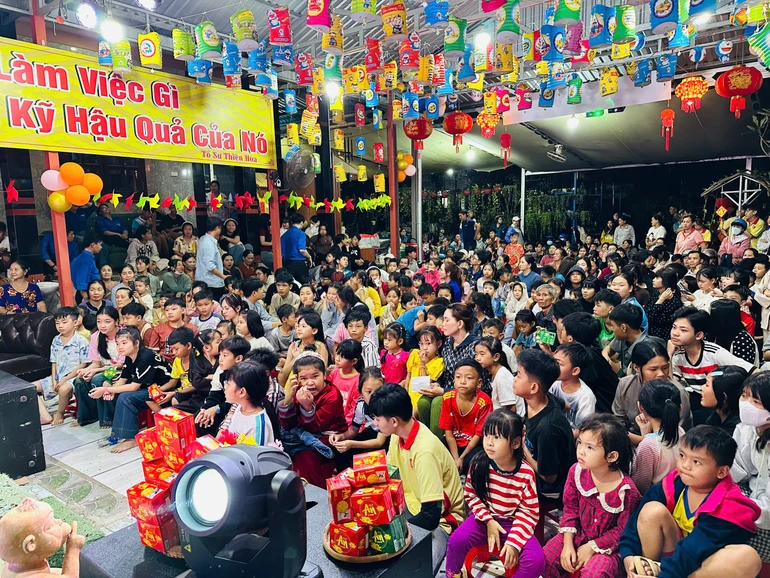 500 em thiếu nhi về chùa Phước Nguyên vui Tết Trung thu