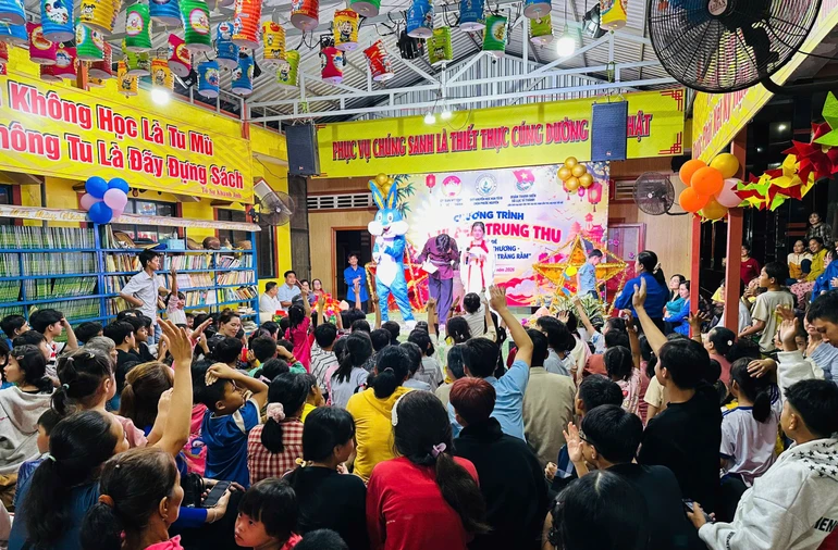 Đoàn tổ chức Tết Trung thu cho trẻ em