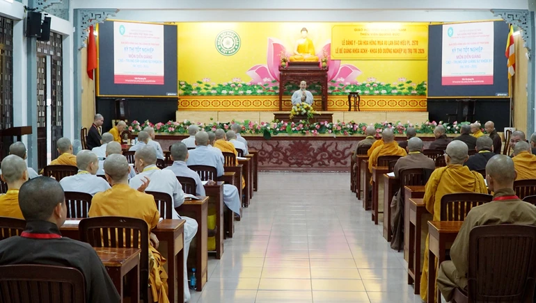 Ni sinh đang trình bày bài giảng tại buổi thi 