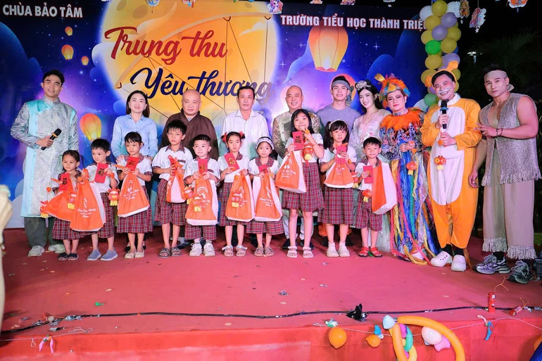 Thượng tọa Thích Trung Nguyện và lãnh đạo địa phương trao học bổng cho học sinh tại chương trình