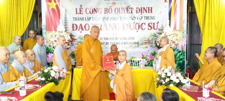 Thượng tọa Thích Minh Chánh trao quyết định đến Sư cô Thích nữ Diệu Huệ