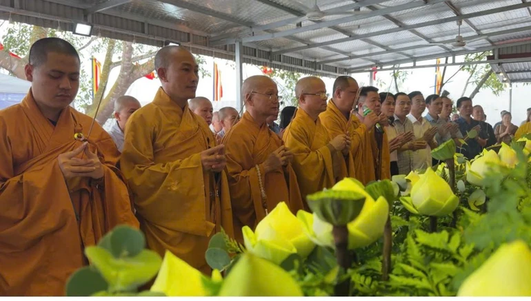 Chư tôn đức niêm hương cầu nguyện công trình tâm linh được hoàn thành viên mãn