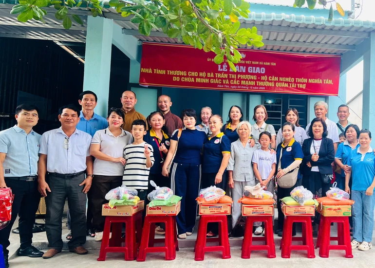 Bàn giao nhà và trao các phần quà hỗ trợ bà con khó khăn
