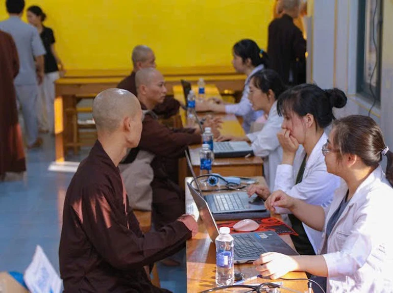 Khám bệnh cho Tăng Ni sinh tại tu viện Nguyên Thiều, tỉnh Gia Lai