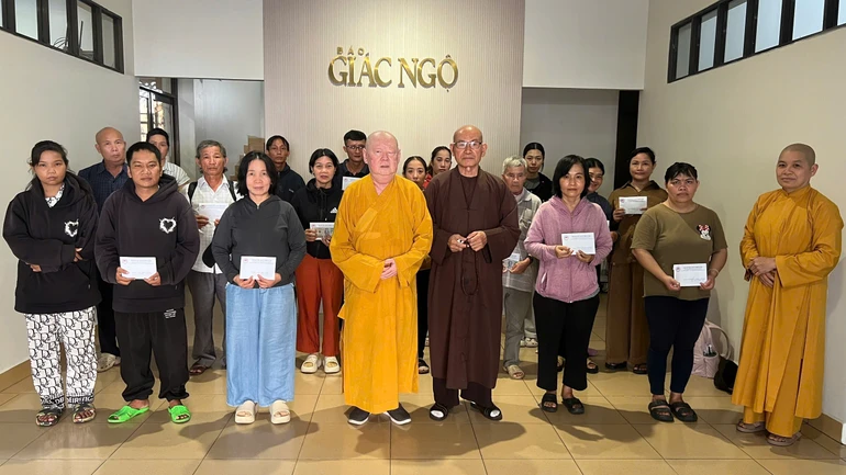 Ban Từ thiện xã hội Báo Giác Ngộ trao ủng hộ của bạn đọc đến bệnh nhân nghèo, tại tòa soạn