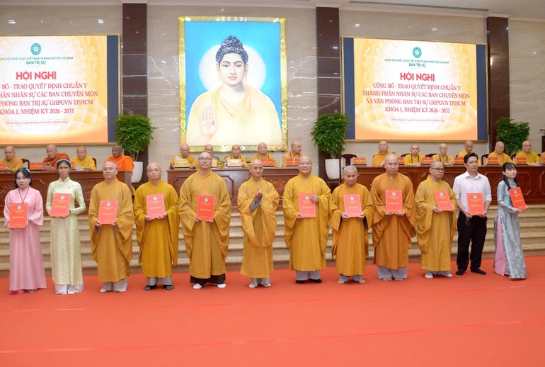 Chư tôn đức Phó Văn phòng và nhân văn Văn phòng Ban Trị sự nhận quyết định bổ nhiệm - Ảnh: Bảo Toàn/BGN