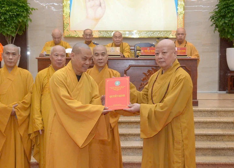 Hòa thượng Thích Lệ Trang, Trưởng ban Trị sự Phật giáo TP.HCM trao quyết định Trưởng ban Văn hóa - Nghi lễ đến Thượng tọa Thích Trí Chơn - Ảnh: Bảo Toàn/BGN