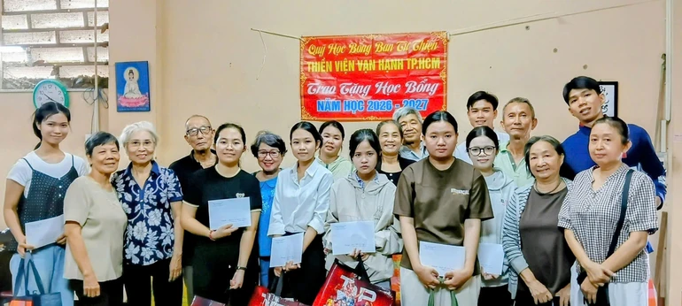 Ban Từ thiện xã hội thiền viện Vạn Hạnh trao học bổng cho học sinh