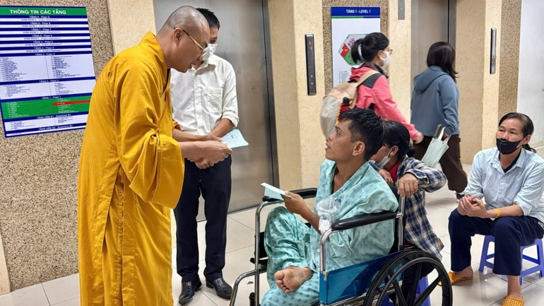 Chùa Tường Nguyên trao hỗ trợ viện phí cho bệnh nhân nghèo đang điều trị tại Bệnh viện Ung Bướu 