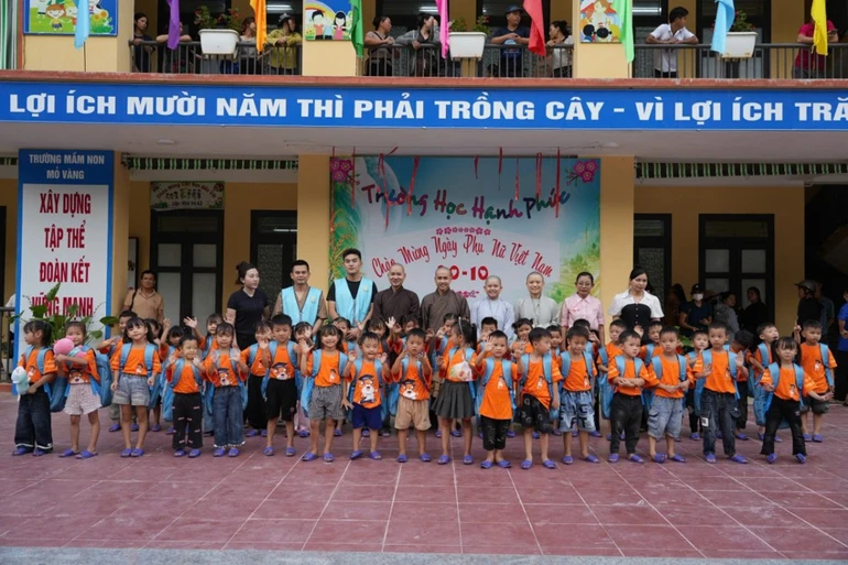 Đoàn từ thiện trao quà cho học sinh
