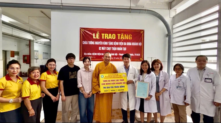 Chùa Tường Nguyên tặng 2 máy chạy thận đến Bệnh viện Khánh Hội
