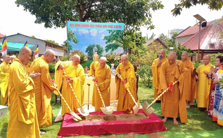 Chư tôn đức thực hiện nghi thức khởi công 