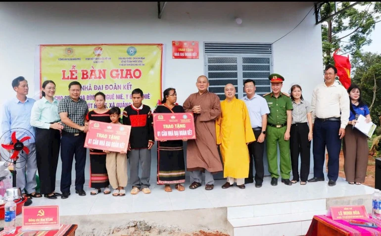 Đại diện địa phương và chùa Hoa Nghiêm, Khải Đoan bàn giao nhà đến hộ nghèo