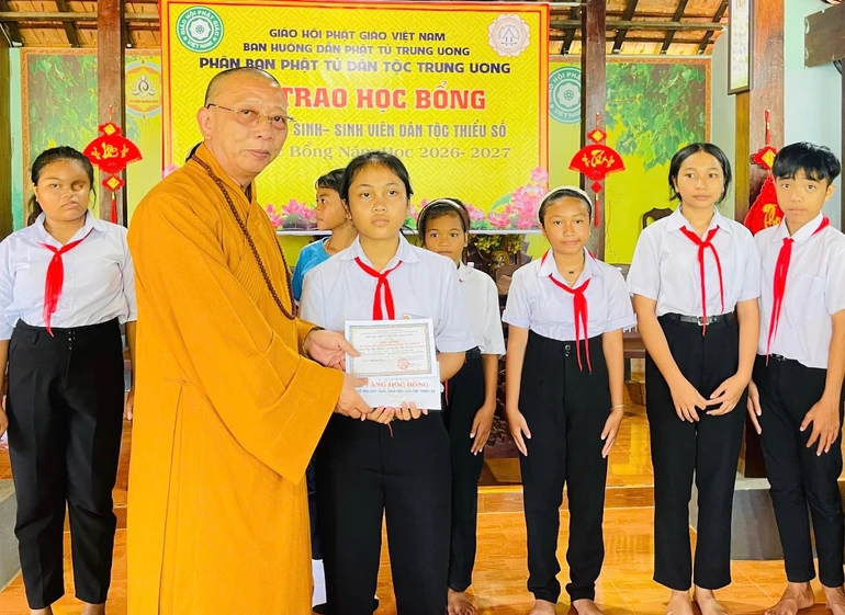 Thượng tọa Thích Quảng Tuấn trao học bổng cho học sinh tại tu viện Quảng Đức, xã Đồng Kho