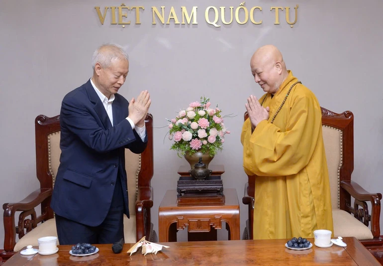 Hòa thượng Thích Lệ Trang và ông Trương Kỳ - Ảnh: Bảo Toàn/Báo Giác Ngộ