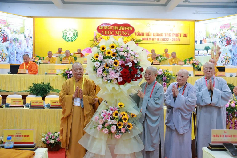 Trưởng lão Hòa thượng Thích Thiện Pháp tặng hoa chúc mừng Phân ban Ni giới Trung ương - Ảnh: Trung Thắng