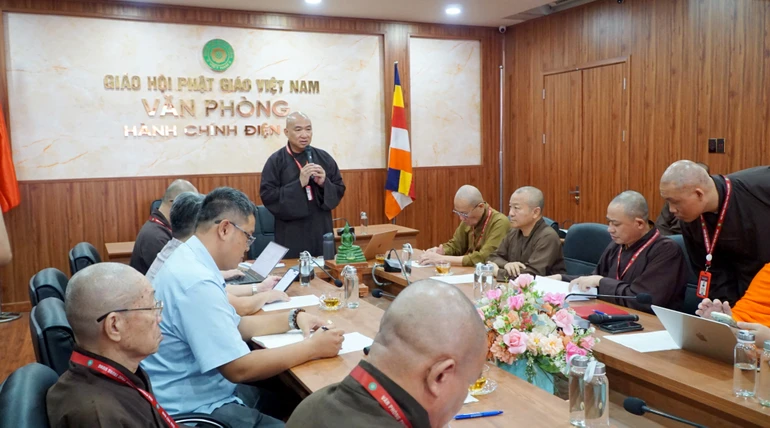 Thượng tọa Thích Phước Nguyên chủ trì buổi họp