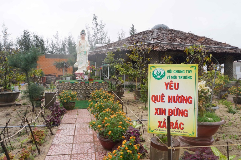 Vị Tăng trẻ cùng bà con Phật tử xây nhà từ chai nhựa phế thải