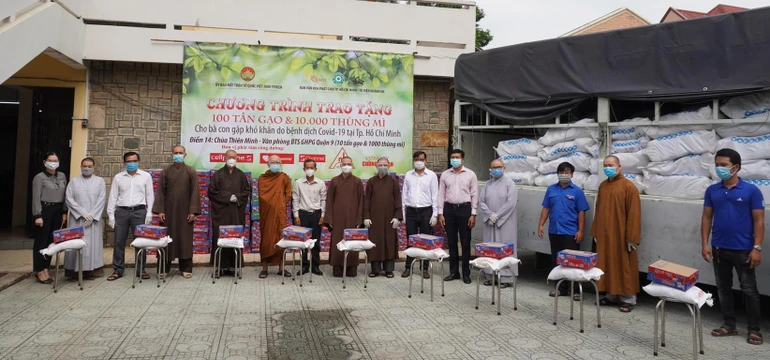 Ban Văn hóa GHPGVN TP.HCM trao các phần quà tại chùa Thiên Minh