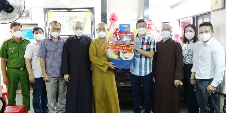 Công an quận 5 chúc mừng Xuân đến chư tôn đức quận 5 và Phật giáo người Hoa