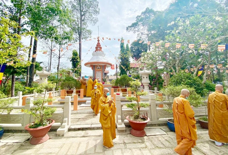  Chư tôn đức tưởng niệm tại tháp Tổ trong khuôn viên tổ đình Phước Hậu