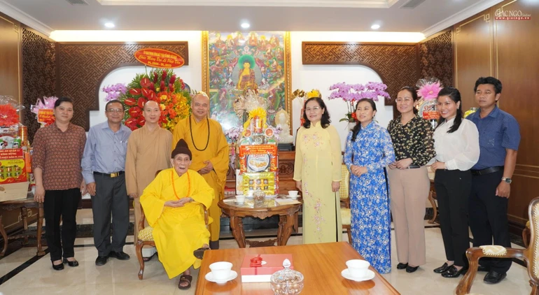 Bà Nguyễn Thị Lệ, Phó Bí thư Thành ủy, Chủ tịch Hội đồng Nhân dân TP.HCM cùng thành viên đoàn chúc mừng Phật đản đến Trưởng lão Hòa thượng Thích Đức Nghiệp