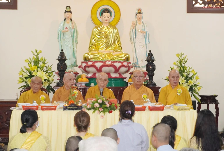 Trưởng lão Hòa thượng Thích Tịnh Hạnh sách tấn đến Phật tử tại lễ Vu Lan - Báo hiếu - chùa Linh Chưởng, sáng 1-8