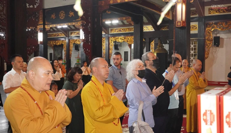 Đoàn lễ Phật tại chánh điện chùa Vĩnh Nghiêm