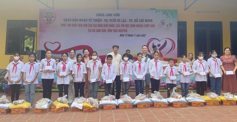 Đoàn từ thiện Nụ cười Di Lặc TP.HCM trao quà đến các em học sinh nghèo vượt khó tại chùa Linh Sơn - Ảnh: P.Tồn