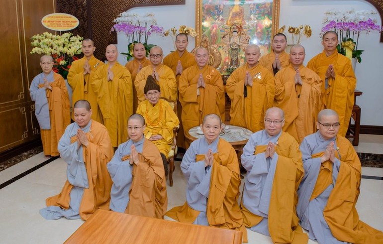 Chư tôn đức Phật giáo quận 3 khánh chúc Đại lão Hòa thượng Thích Đức Nghiệp, Phó Pháp chủ kiêm Giám luật Hội đồng Chứng minh GHPGVN tại tổ đình Vĩnh Nghiêm