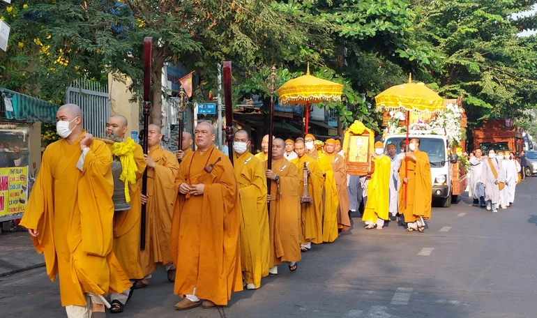 Cung tống kim quan Thượng tọa Thích Lệ Trường, Phó Trưởng ban Trị sự GHPGVN H.Nhà Bè đến nơi trà-tỳ