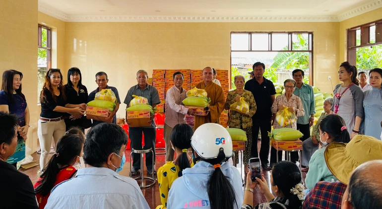 Chùa Thiên Nguyên tặng quà đến người dân khó khăn 