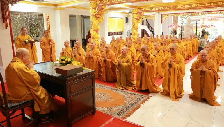 Hòa thượng Thích Thiện Nhơn thăm, sách tấn hành giả tại trường hạ chùa Hưng Phước 