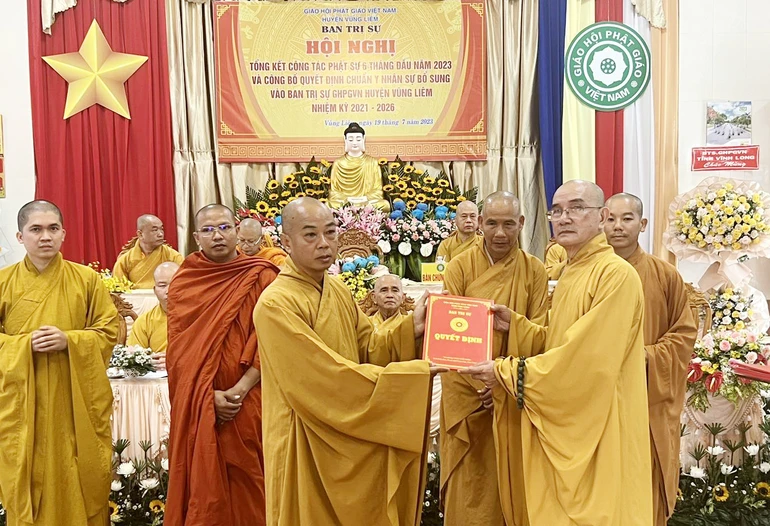 Thượng tọa Thích Lệ Lạc trao quyết định đến Đại đức Thích Thiện Duyên, tân Trưởng ban Trị sự GHPGVN H.Vũng Liêm