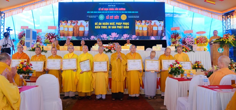 Hòa thượng Thích Huệ Trí trao Bằng công đức ghi nhận đóng góp của chư tôn đức cho khóa bồi dưỡng