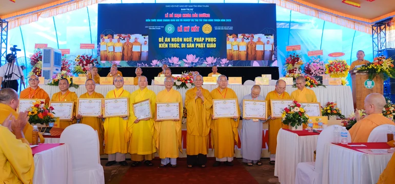 Hòa thượng Thích Huệ Trí trao Bằng công đức ghi nhận đóng góp của chư tôn đức cho khóa bồi dưỡng