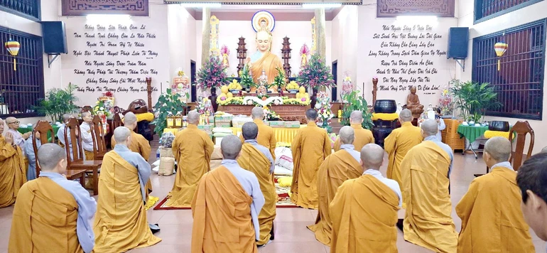 Chư Tăng Ni Ban Trị sự GHPGVN H.Bù Đăng cúng dường trường hạ tỉnh Bình Phước