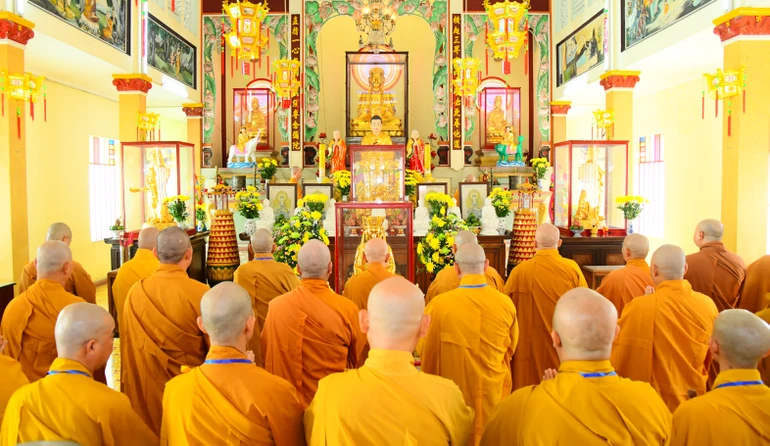 Trang nghiêm khóa lễ Bố-tát tại chùa Pháp Hội của chư Tăng Q.10 