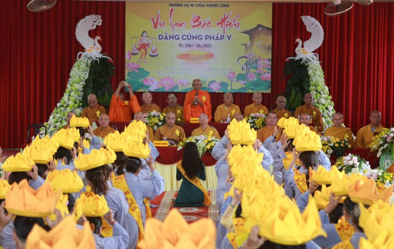 Phật tử chùa Phước Long (TP.Cần Thơ) dâng y cúng dường đến chư tôn đức mùa Vu lan - Báo hiếu