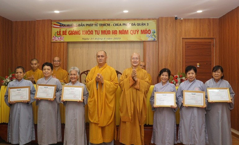 Chư tôn đức Ban Hướng dẫn Phật tử TP.HCM trao giấy khen đến Phật tử khóa tu mùa hạ tại chùa Phật Đà