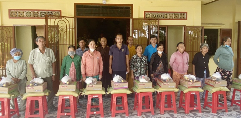 Chư tôn đức chùa Linh Bửu tặng quà đến những hộ khó khăn tại địa phương