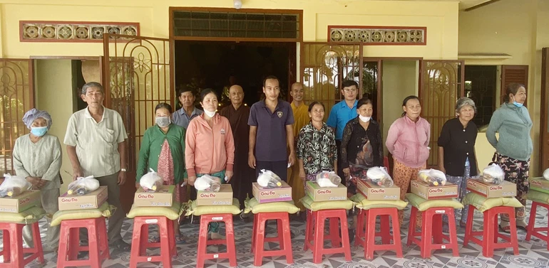 Chư tôn đức chùa Linh Bửu tặng quà đến những hộ khó khăn tại địa phương