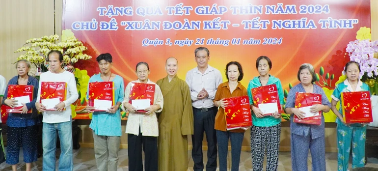 Tặng quà Tết Giáp Thìn đến bà con khó khăn trên địa bàn Q.3, TP.HCM