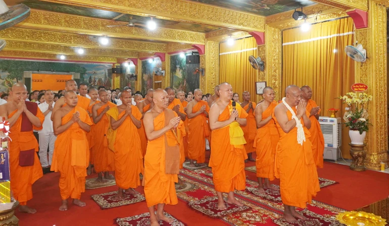 Chư Tăng và Phật tử chùa Candaransi trong khóa lễ rằm tháng Giêng