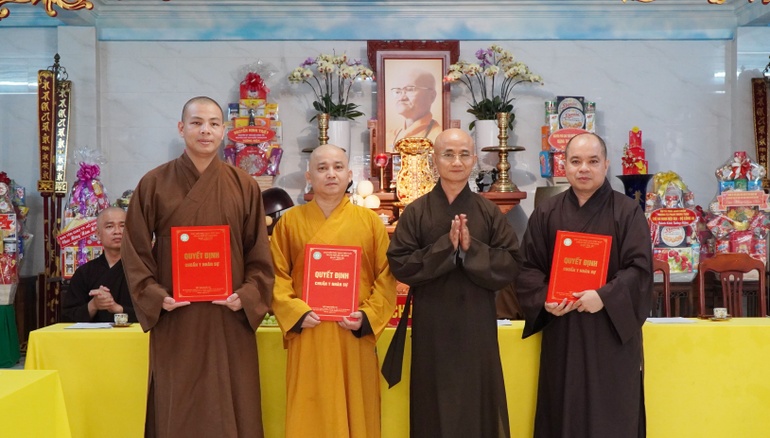 Thượng tọa Thích Thiện Quý, Phó ban kiêm Chánh Thư ký Ban Trị sự GHPGVN TP.HCM trao quyết định bổ sung, điều chỉnh nhân sự Ban Trị sự GHPGVN Q.3