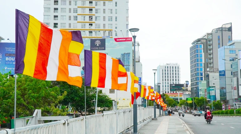 Cờ Phật giáo được thiết trí rợp cầu Công Lý hướng vào chùa Vĩnh Nghiêm (Q.3, TP.HCM) 