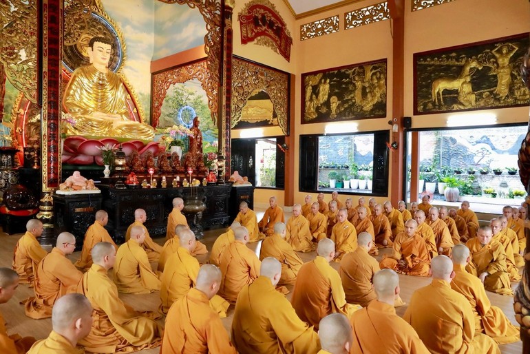 Chư Tăng Q.3 Bố-tát tại chánh điện chùa Hưng Phước