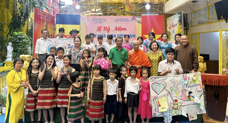 Lớp Phổ cập tiểu học Trần Quang Khải - chùa kỳ Quang 2 tổ chức hoạt động thi báo tường chào mừng Ngày Nhà giáo Việt Nam