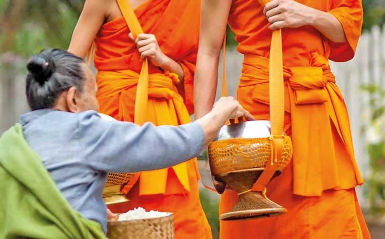 Tu giải thoát: Bố thí, cúng dường...